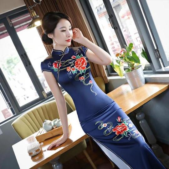 女人这样穿才美,娟秀神美的印花丝绸旗袍!