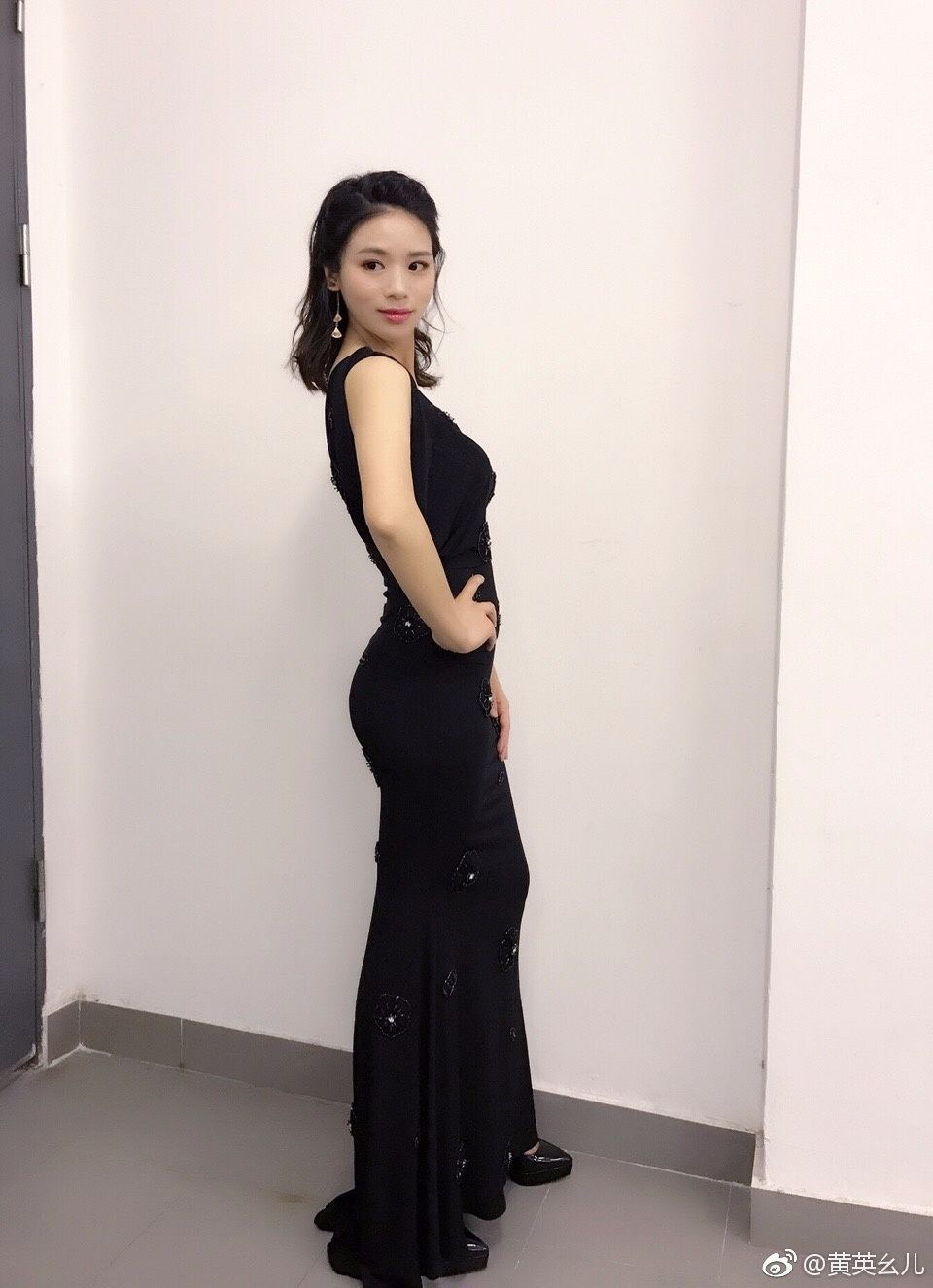 黄英二胎大肚孕照曝光 高高隆起的孕肚显得特别抢眼