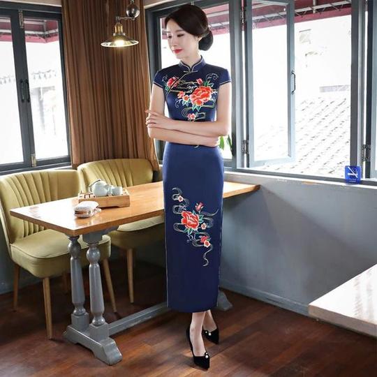 女人这样穿才美,娟秀神美的印花丝绸旗袍!