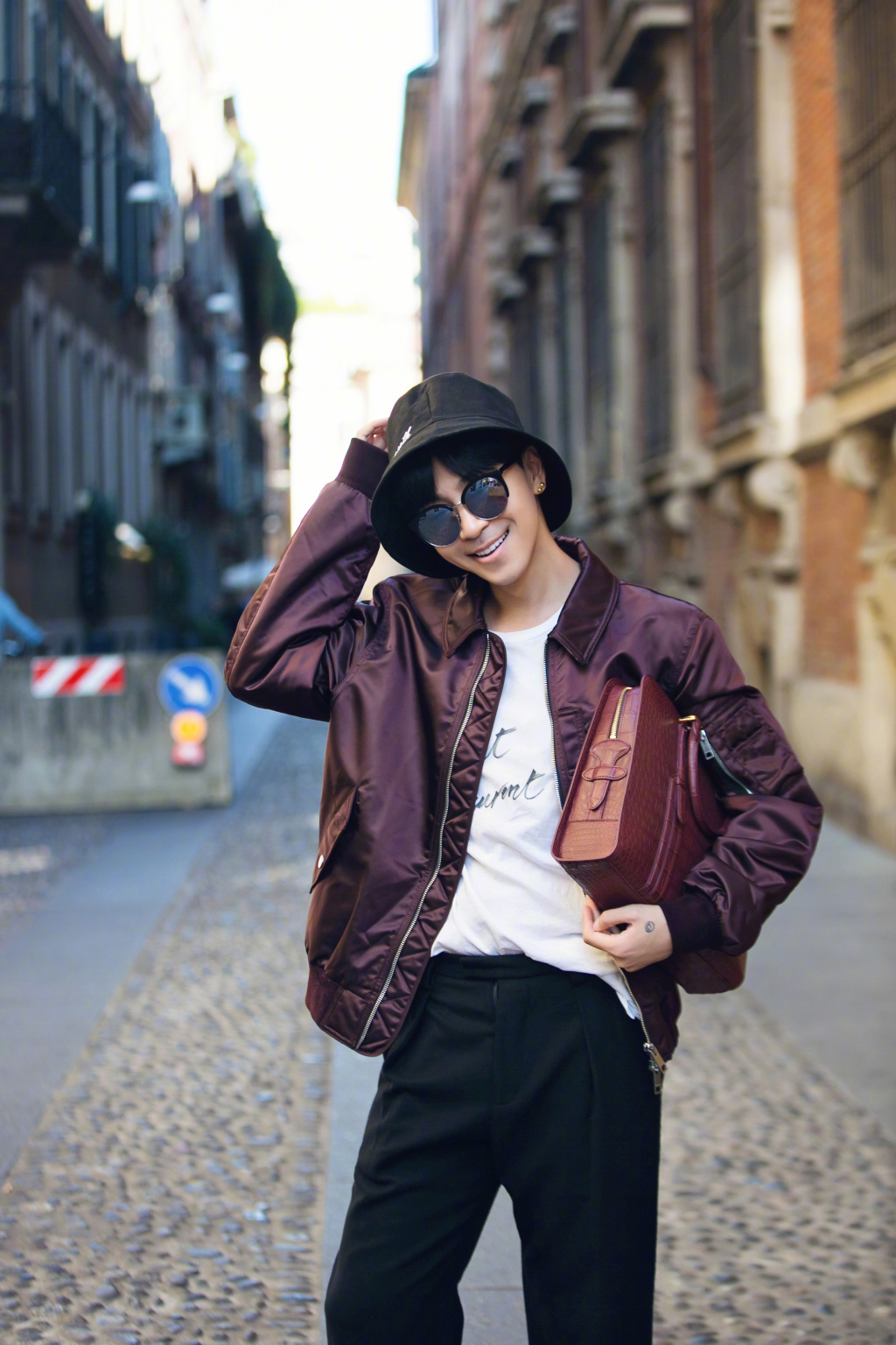 韩火火拼接亮面夹克出席活动,"时尚男友"的装扮就该这样