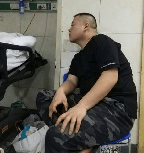 岳云鹏晒与5个姐姐聊天照 五个姐姐岳云鹏当是集宠爱与一身
