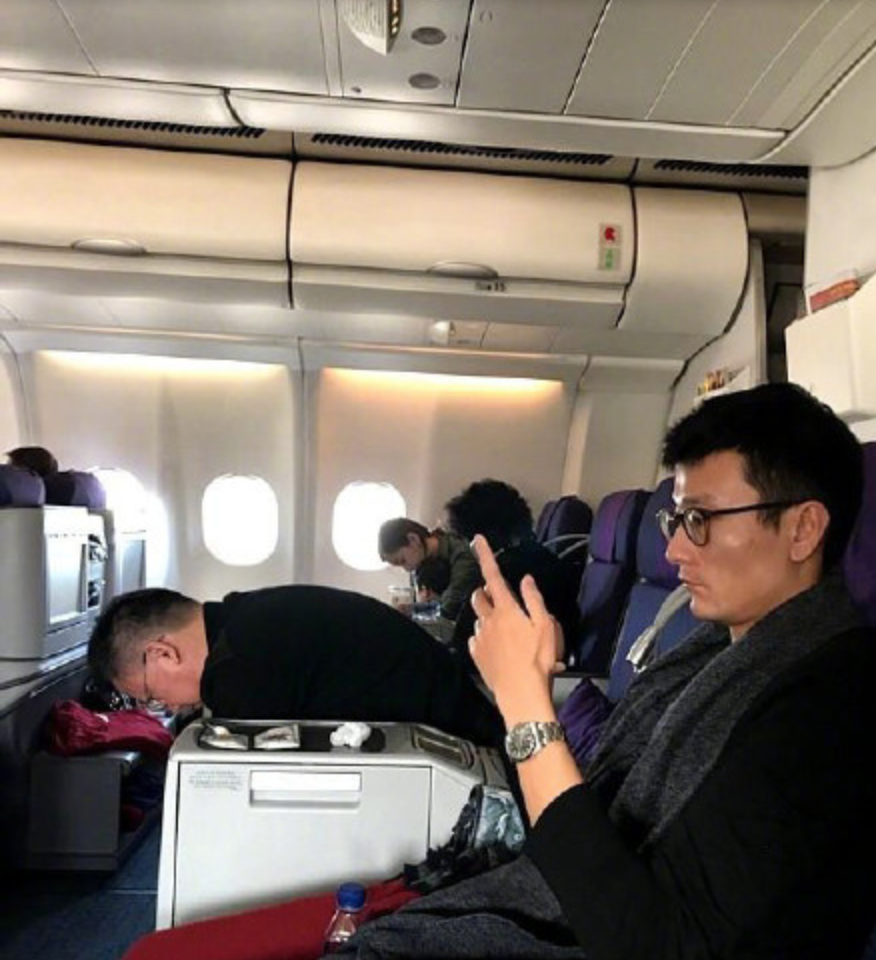 baby带儿子坐飞机网友偶遇,大赞小海绵爱笑不怕生