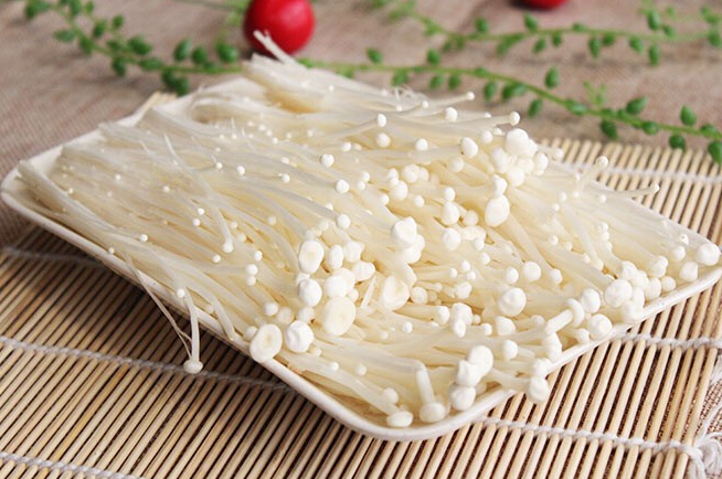 金针菇味美又营养还有很高的食疗价值但食用方法不当影响健康