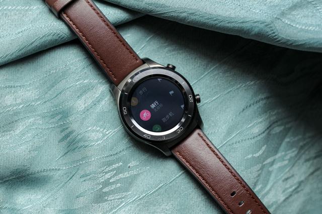 值得一说的是,这次huawei watch 2 pro采用esim技术,即无需实体卡,无