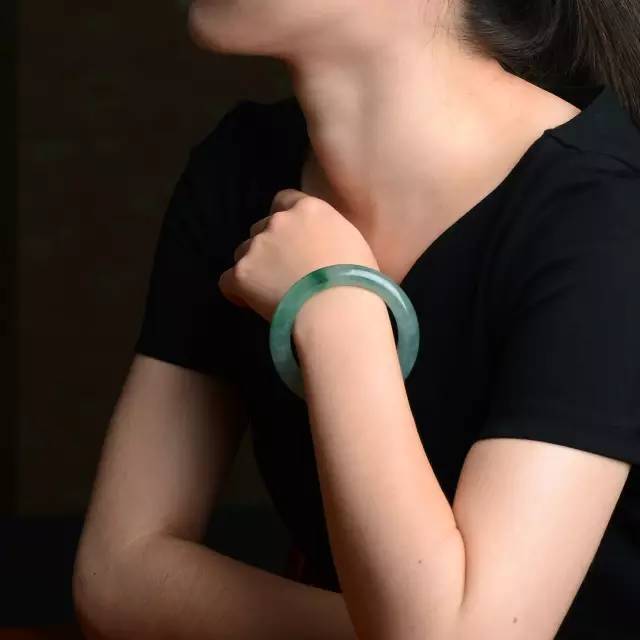 翡翠手镯究竟是圆条好还是扁条好它的优势在哪里