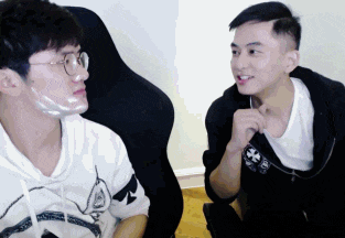 一开始,若风和草莓在讨论国内最强的上单选手.