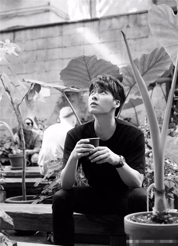 虽然是黑白照片,不过那这辈子抬头往上看的李易峰帅的不能再帅了,不