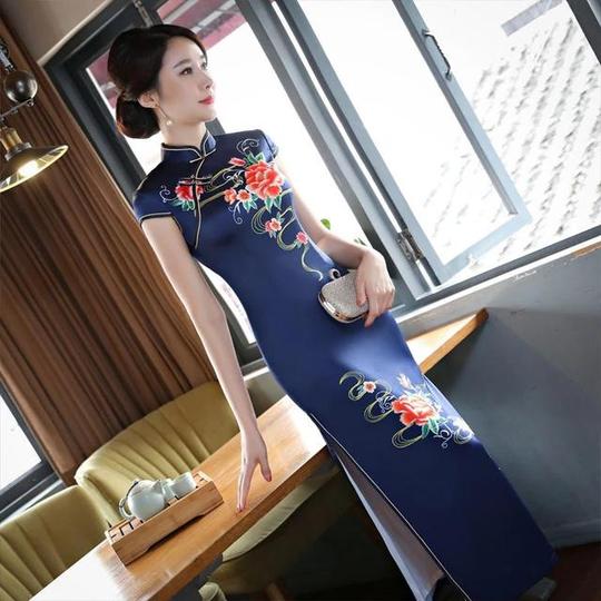 女人这样穿才美,娟秀神美的印花丝绸旗袍!