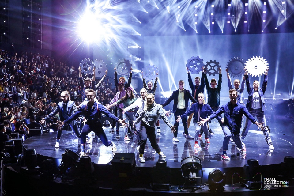 张艺兴劲爆热舞开场,网友:跳的真好,不明白为啥白天戴墨镜!