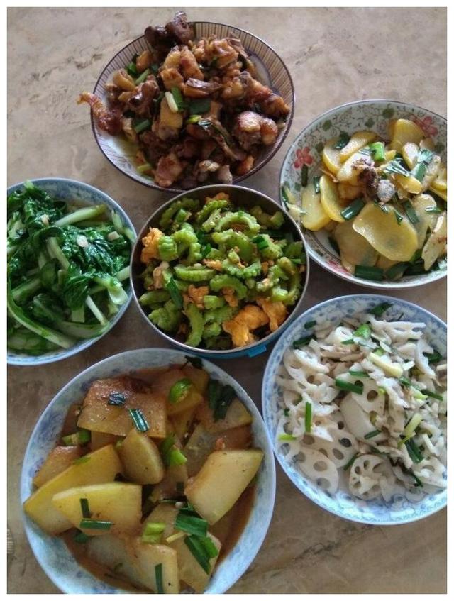 去农村男友家里见父母,阿姨做了很多菜,看得我想哭