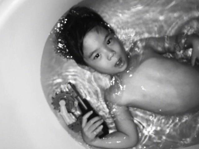 坑爹杜江晒儿子浴室照,嗯哼小小年纪气质不输