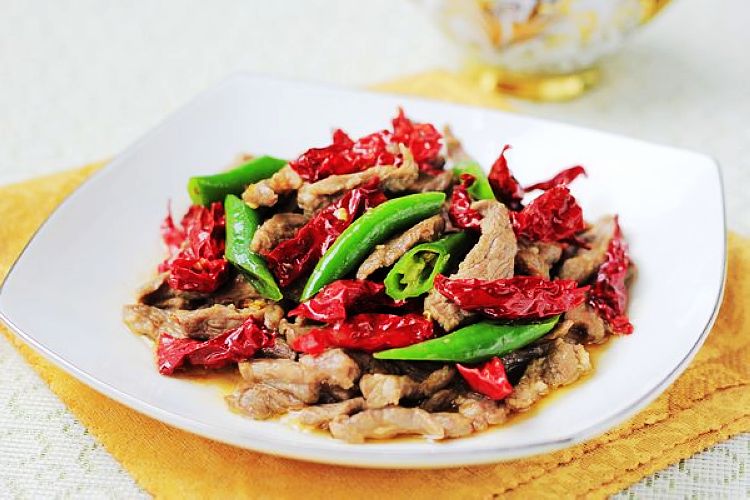 羊肉就要这样和辣皮子一起吃,简单开胃又下饭,几分钟做出来