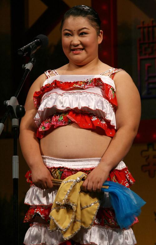 赵丹,艺名胖丫,体重高达230斤,她从小就是一个小胖妞.