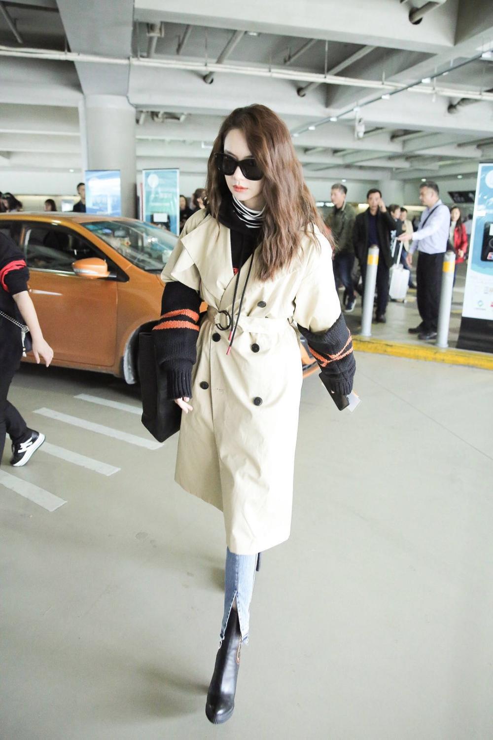 戚薇这次机场秀很有个性,你看她这身造型有气质吗?