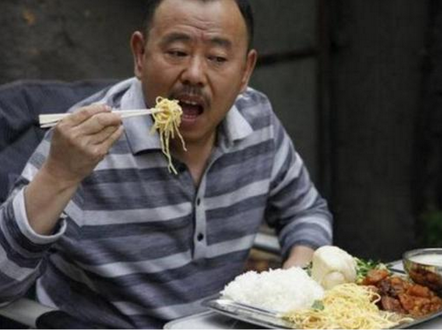 明星片场吃饭瞬间,吴京太霸气,刘德华接地气,杨幂一脸懵