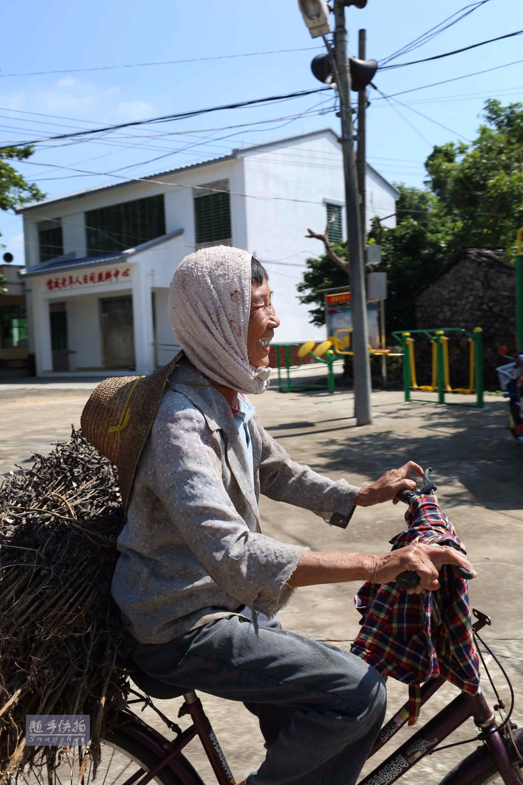 海南处处长寿村九旬大妈背柴健步如飞