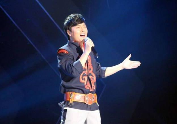 他从《星光大道》一炮而红,成名后却抛弃糟糠之妻娶娇妻!