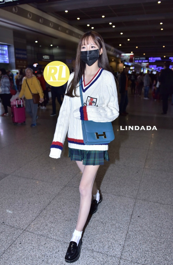 最新机场秀打扮超清纯!