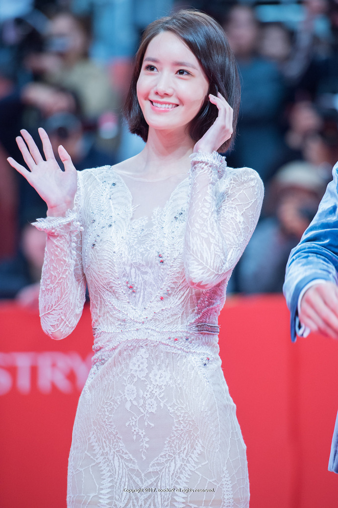 林允儿出席釜山国际电影节开幕式,允儿一袭白色长裙美翻了