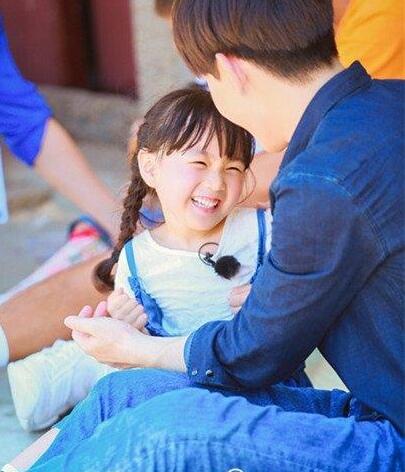 与上季的阿拉蕾相比,受到了其他爸爸的忽视,只有邓伦对她比较好