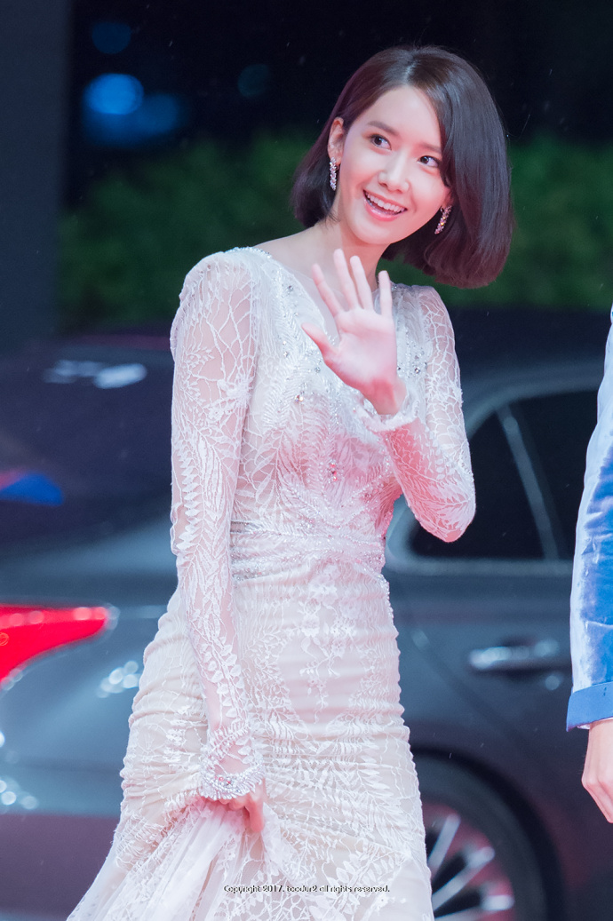 林允儿出席釜山国际电影节开幕式,允儿一袭白色长裙美翻了
