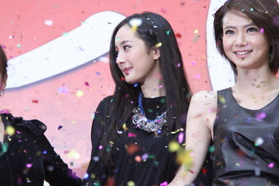 杨幂出席活动装扮辣眼至极,身旁戚薇打扮竟比她还丑