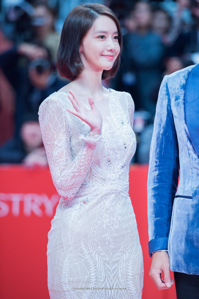 林允儿出席釜山国际电影节开幕式,允儿一袭白色长裙美翻了