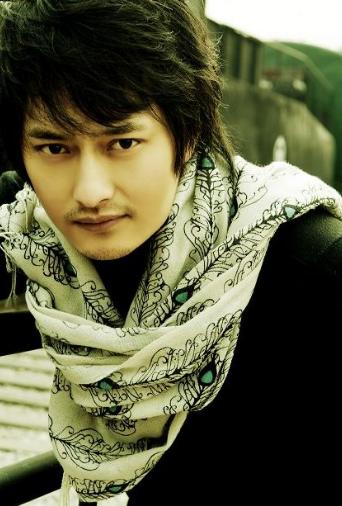 他从《星光大道》一炮而红,成名后却抛弃糟糠之妻娶娇妻!