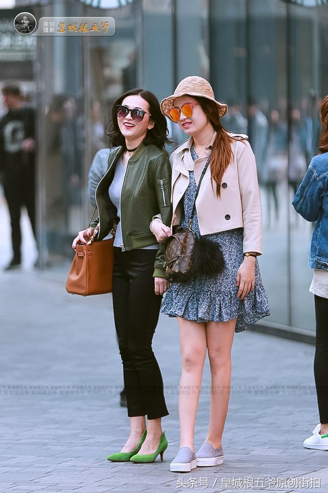 时尚街拍:每个潮人都希望能够走在时尚潮流的前端