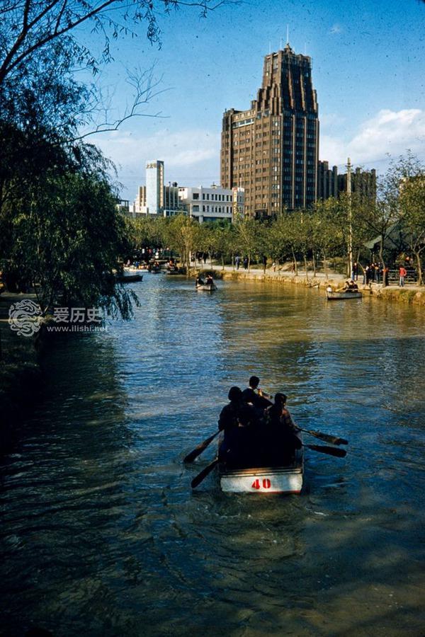 50年代上海人民公园里春游的人们留着记忆深处的美好回忆