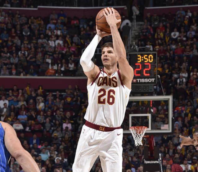 科沃尔被西蒙斯打爆 了jr也被西蒙斯给打爆了!