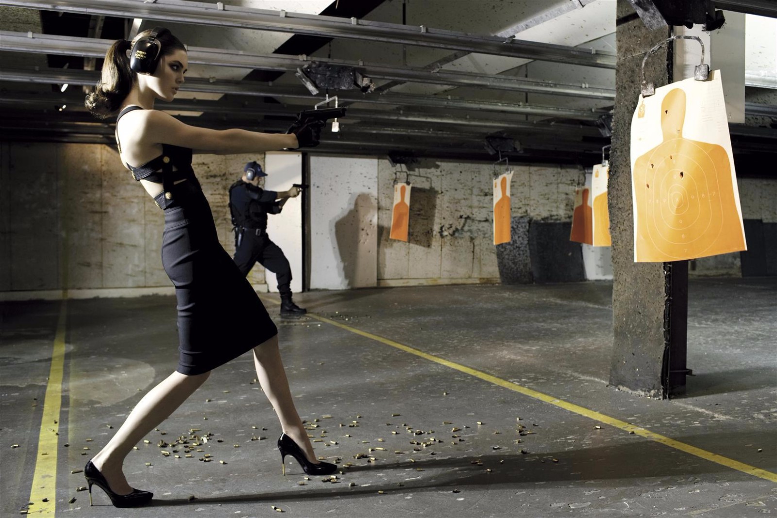 时尚界对美女的特工诠释,美女也可以很强悍_新浪看点