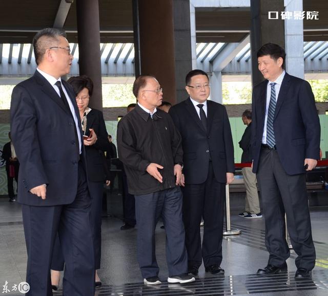 直击严顺开葬礼现场,爱徒周立波未到,"儿媳"翁虹掩面痛哭!