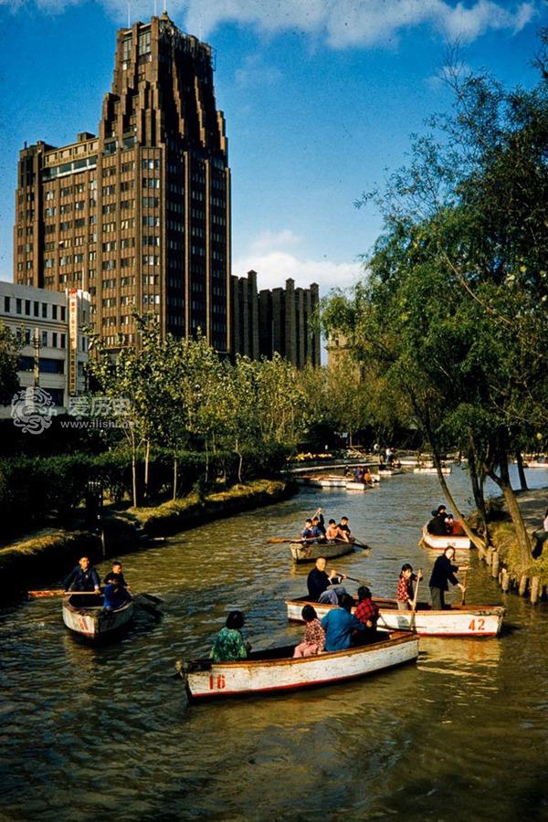 50年代上海人民公园里春游的人们留着记忆深处的美好回忆