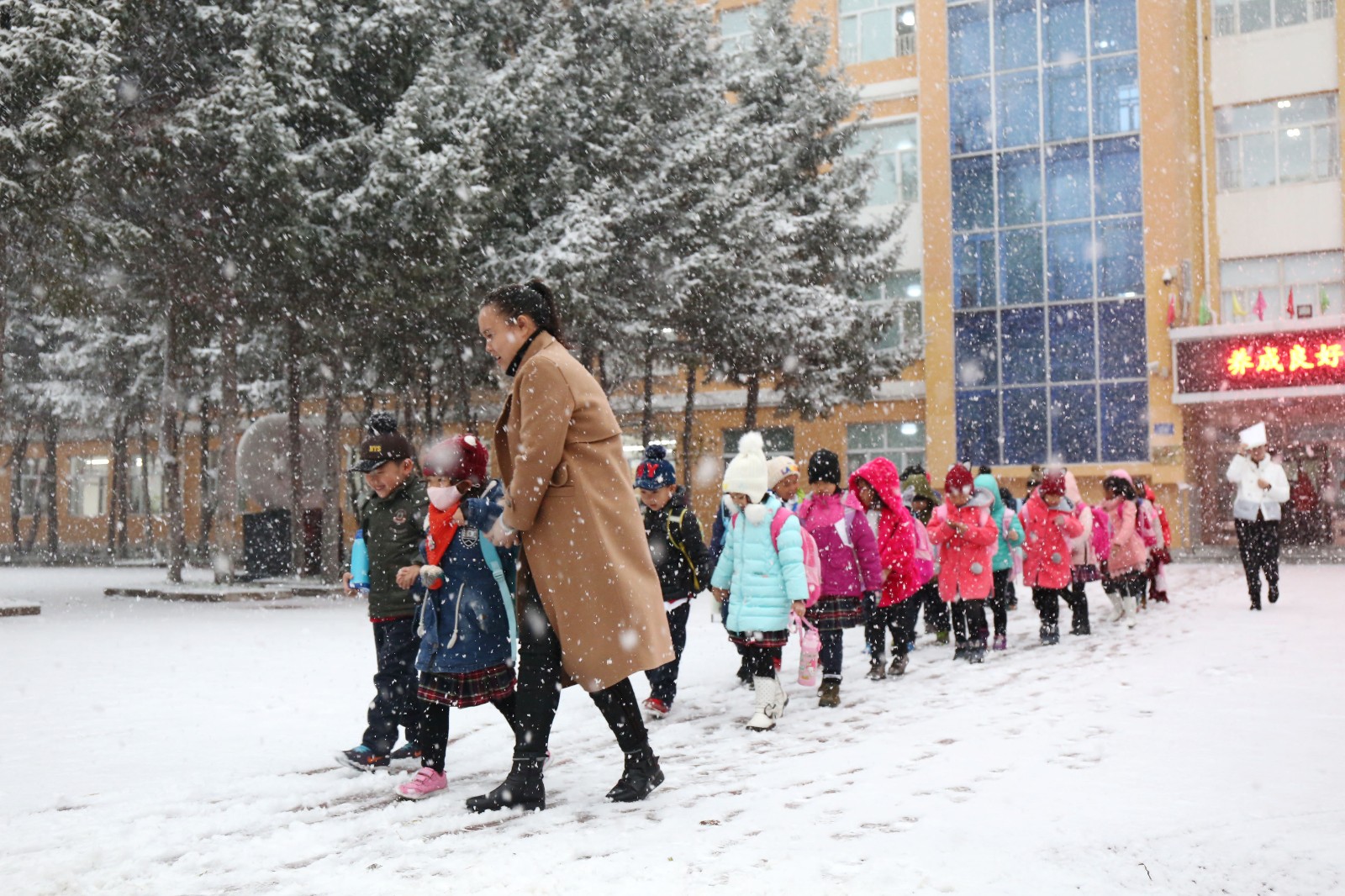 每个班级的学生由老师统一领队,带到校门外指定的区域,然后由家长领走