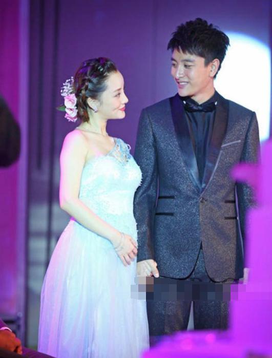 明星夫妻相视一笑霍建华一脸宠爱陈小春笑得温柔