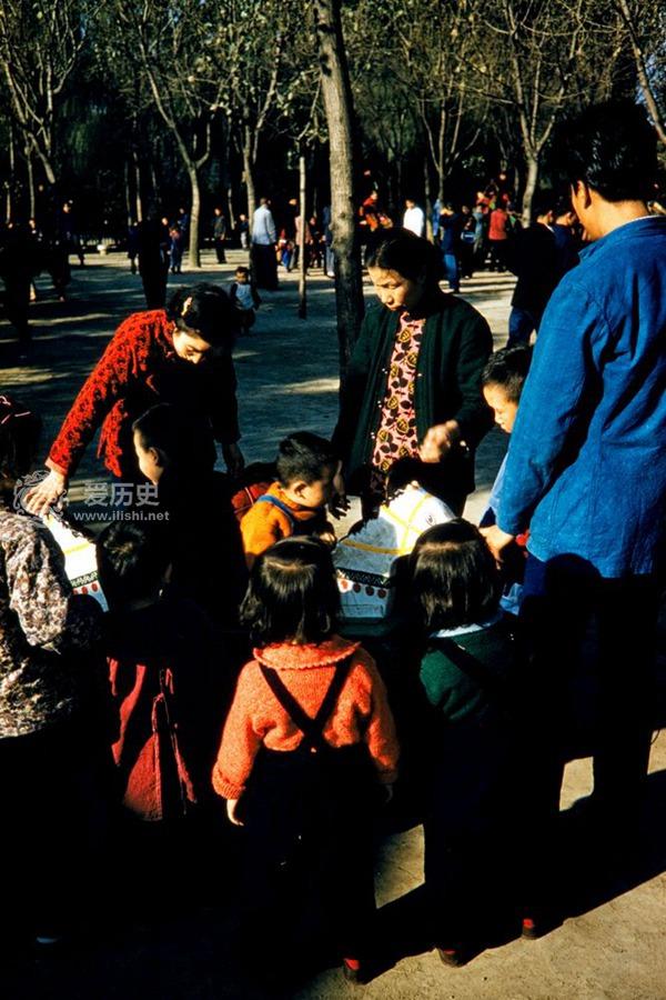 50年代上海人民公园里春游的人们留着记忆深处的美好回忆