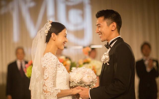 明星夫妻相视一笑霍建华一脸宠爱陈小春笑得温柔