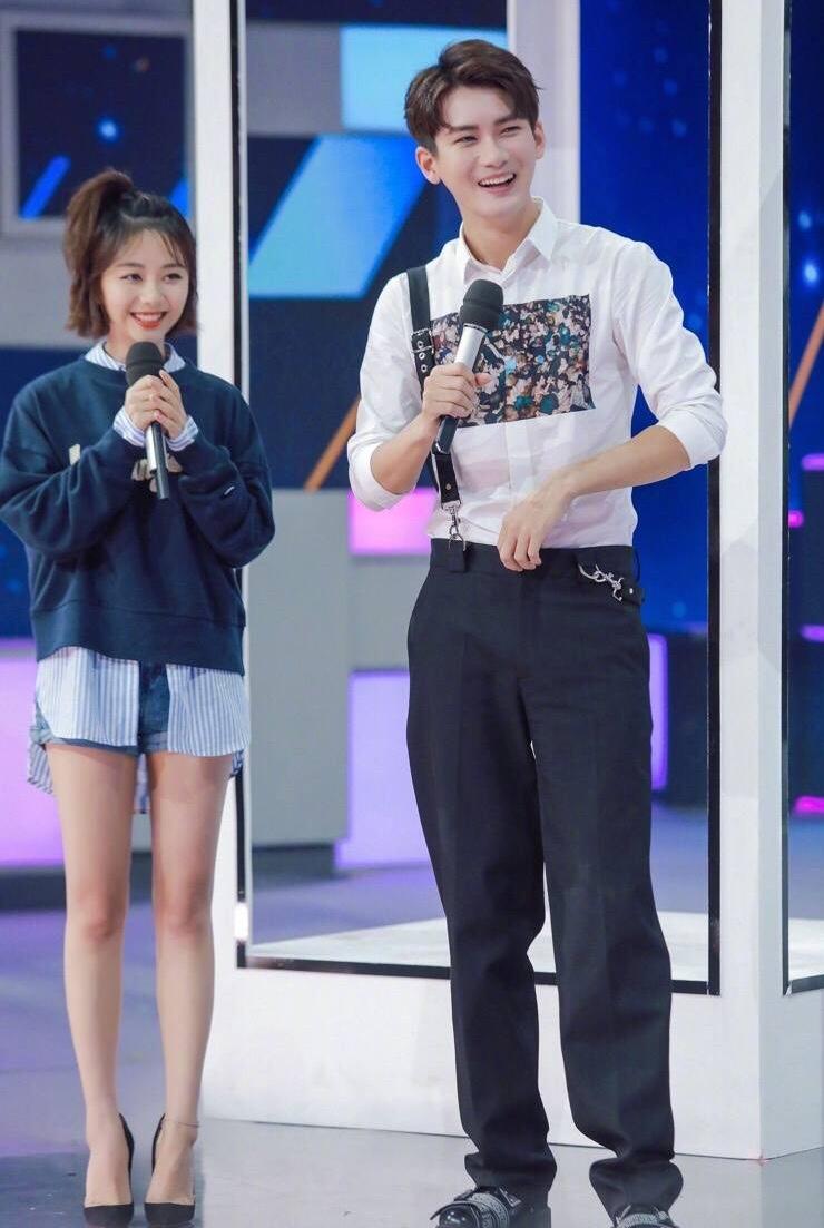 谭松韵一身少女打扮现身,跟熊梓淇同框的画面美吗?