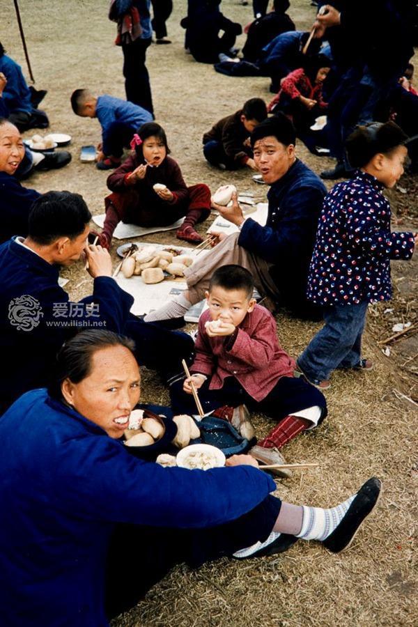 50年代上海人民公园里春游的人们留着记忆深处的美好回忆