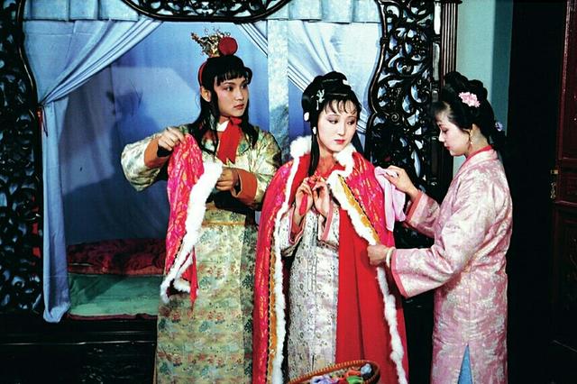 为啥贾宝玉只为林黛玉发疯,而不为薛宝钗发疯?