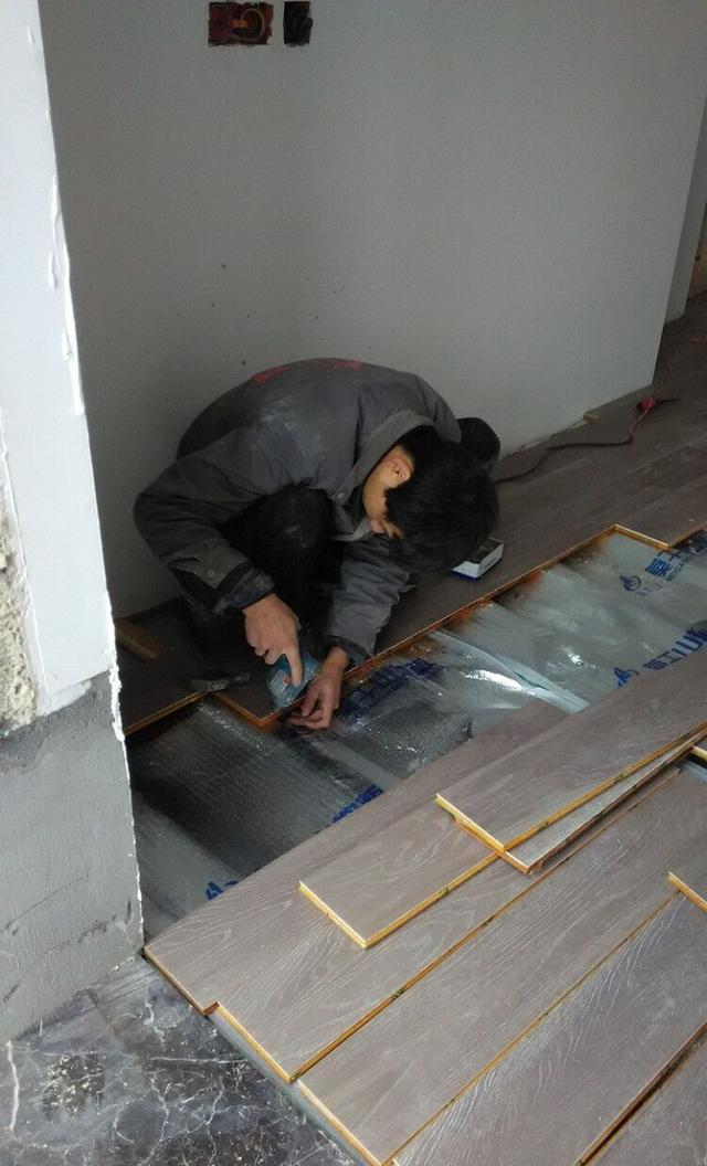 头一次见铺木地板要打龙骨的,本想骂工人一顿,不料作用太多了!
