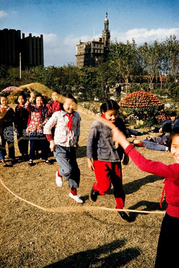 了师生之间的感情,同学之间的友谊,用一天的时间与小伙伴们尽情玩耍
