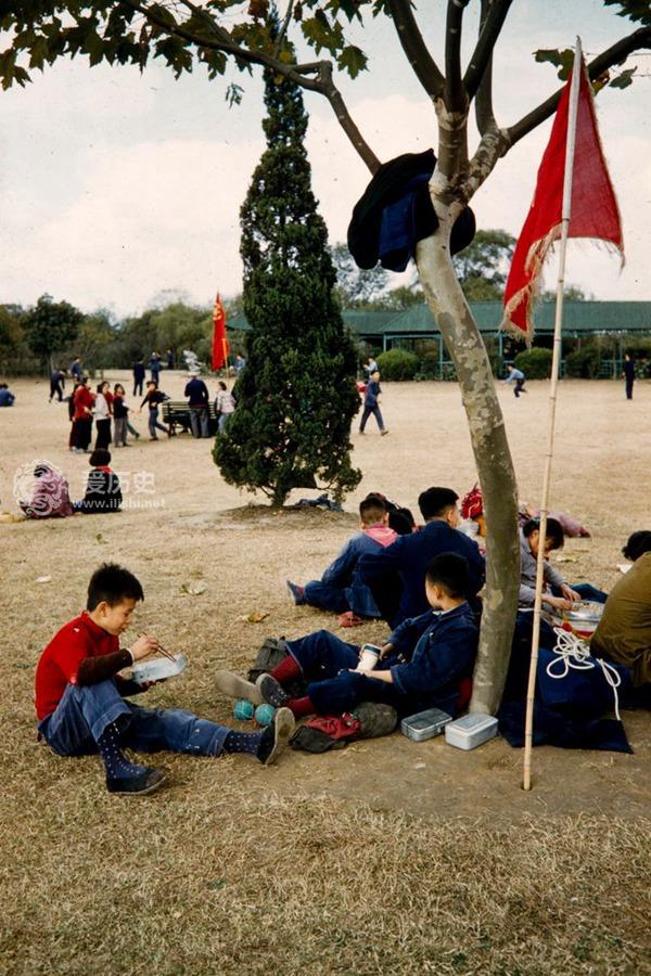 50年代上海人民公园里春游的人们留着记忆深处的美好回忆