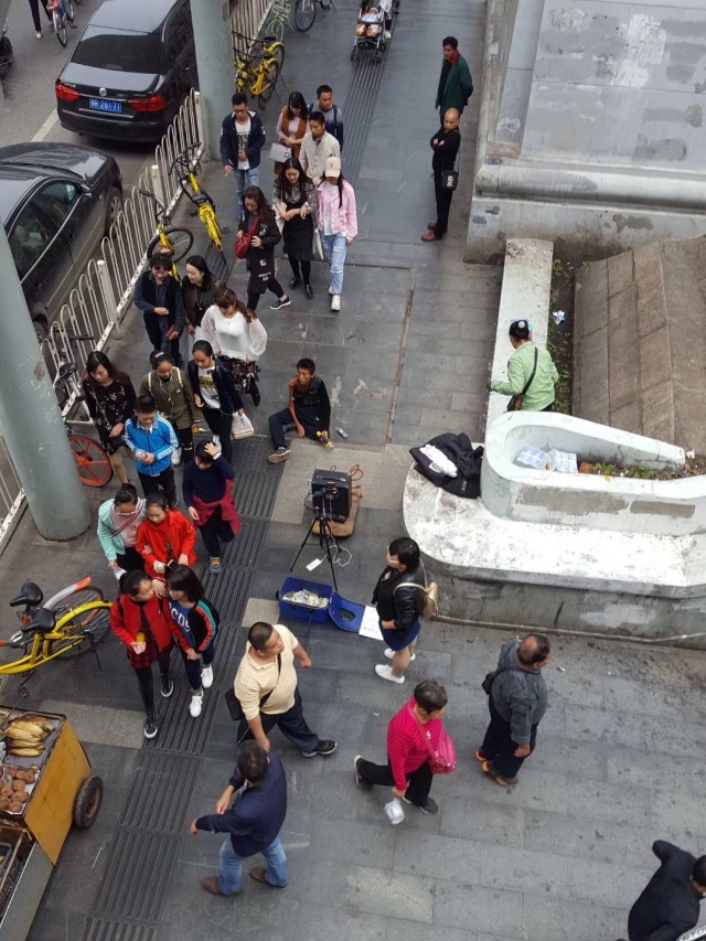 人们在购物之余,还能花上几元钱到户部巷尝尝汉味小吃,让司门口商圈