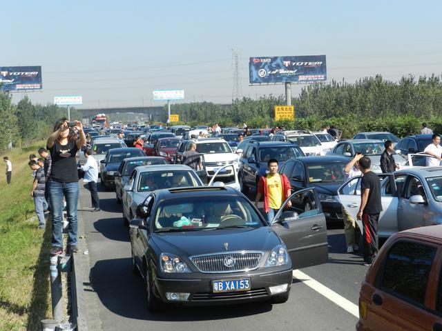 开车遇到"强插队"怎么办?开车老手教你几招,让车主乖乖让路