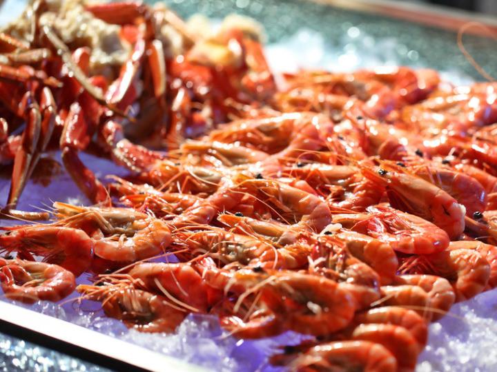 大妈去吃自助餐,一个人吃了12盘虾,老板知道后