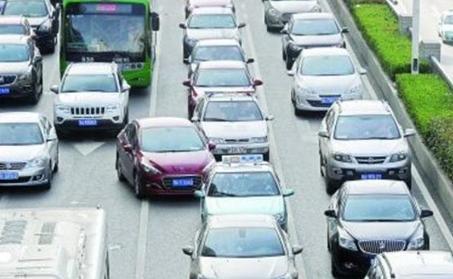 开车遇到"强插队"怎么办?开车老手教你几招,让车主乖乖让路