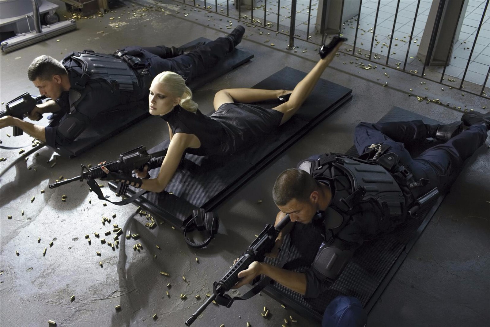 时尚界对美女的特工诠释,美女也可以很强悍_新浪看点