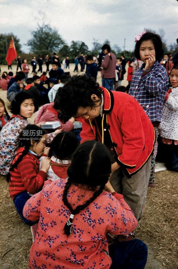 50年代上海人民公园里春游的人们留着记忆深处的美好回忆